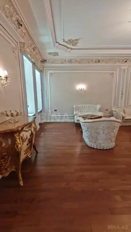 Satılır 10 otaqlı həyət evi 1000 m²