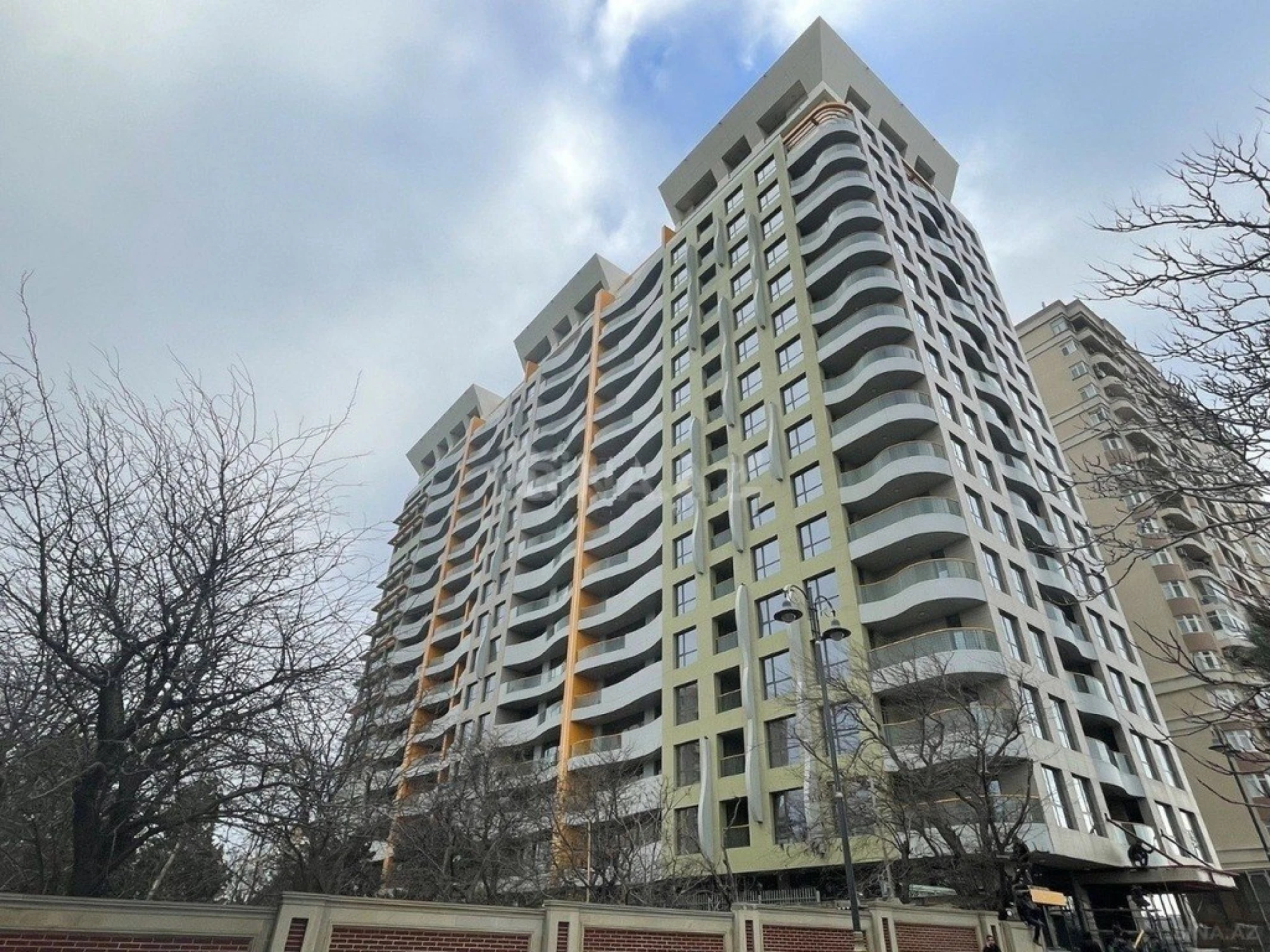 Satılır 3 otaqlı mənzil 128 m²