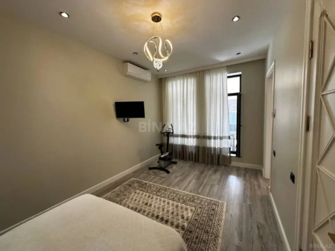 Satılır 5 otaqlı həyət evi 240 m²