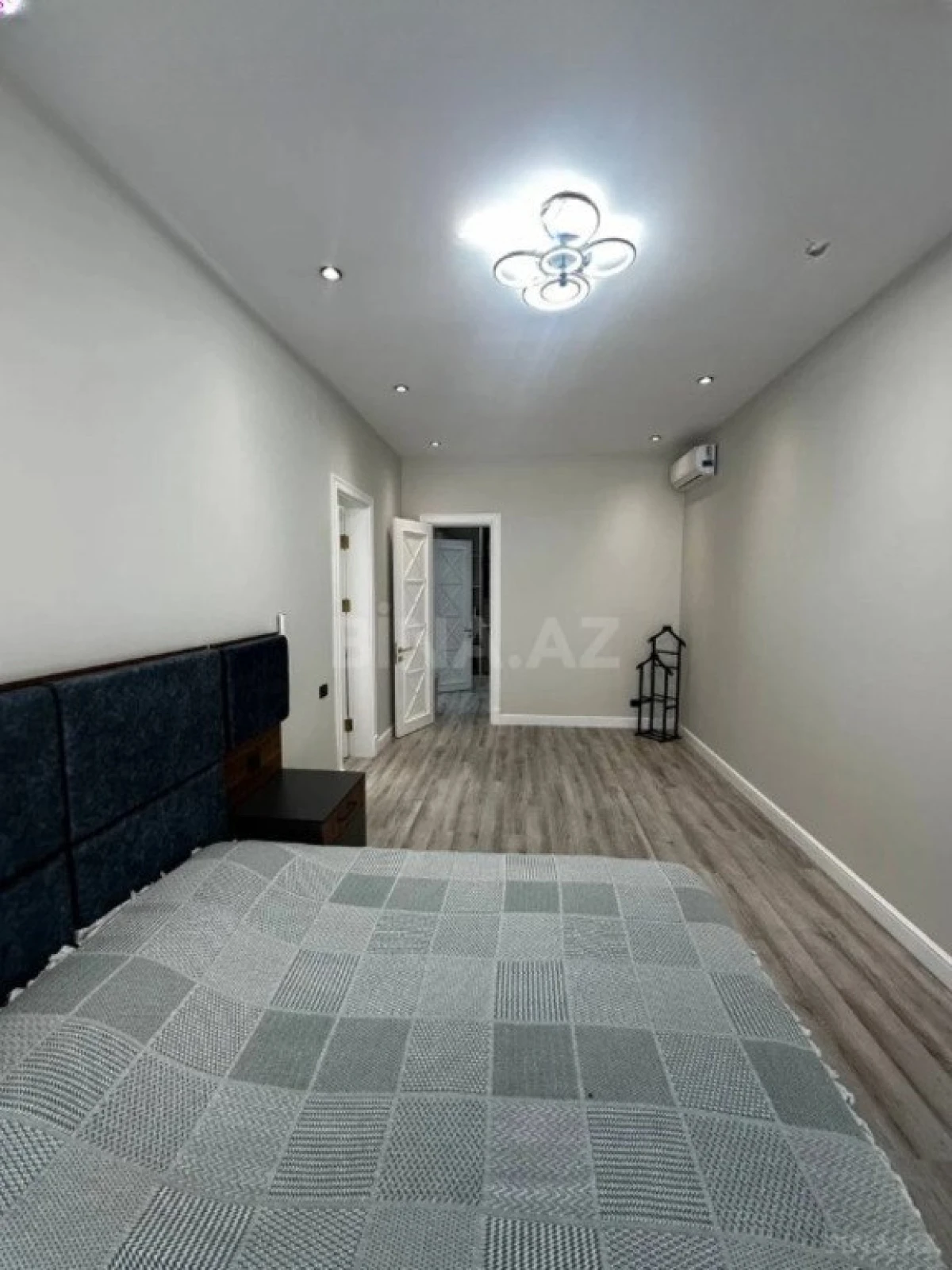 Satılır 5 otaqlı həyət evi 240 m²