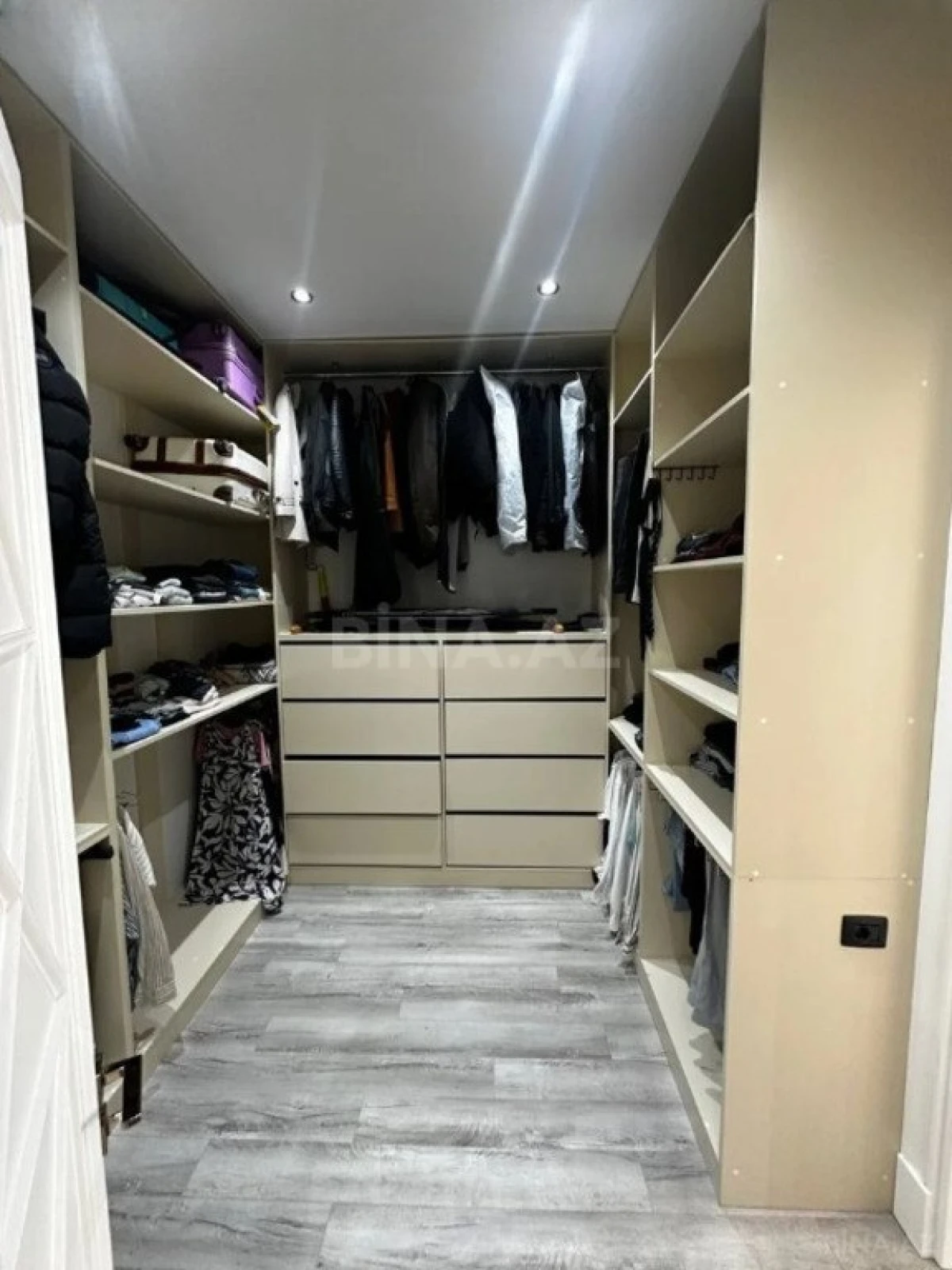 Satılır 5 otaqlı həyət evi 240 m²