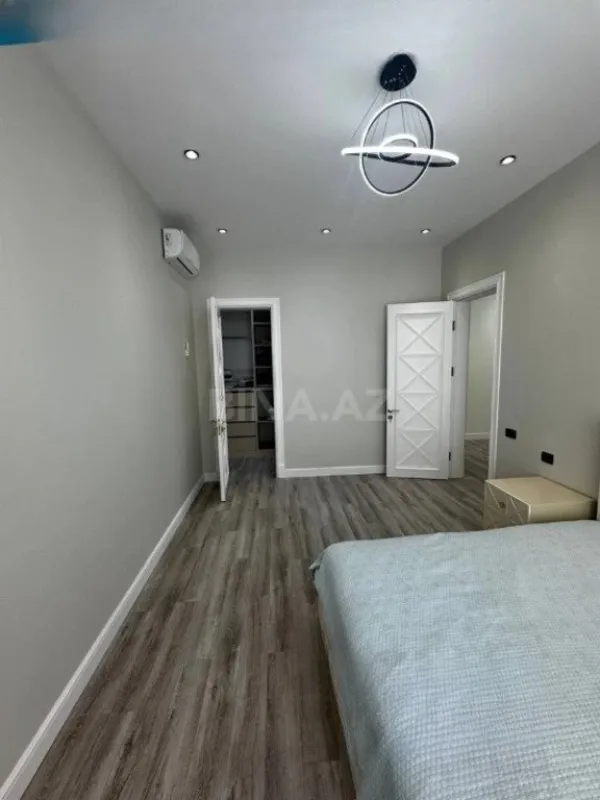 Satılır 5 otaqlı həyət evi 240 m²