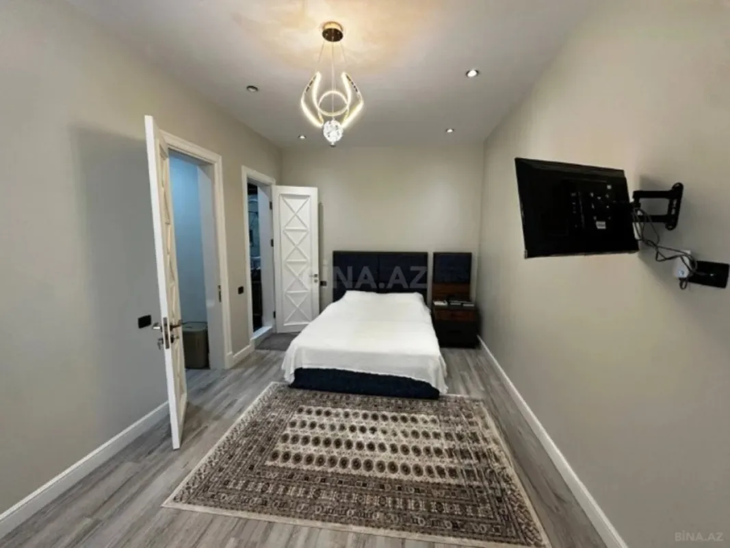 Satılır 5 otaqlı həyət evi 240 m²