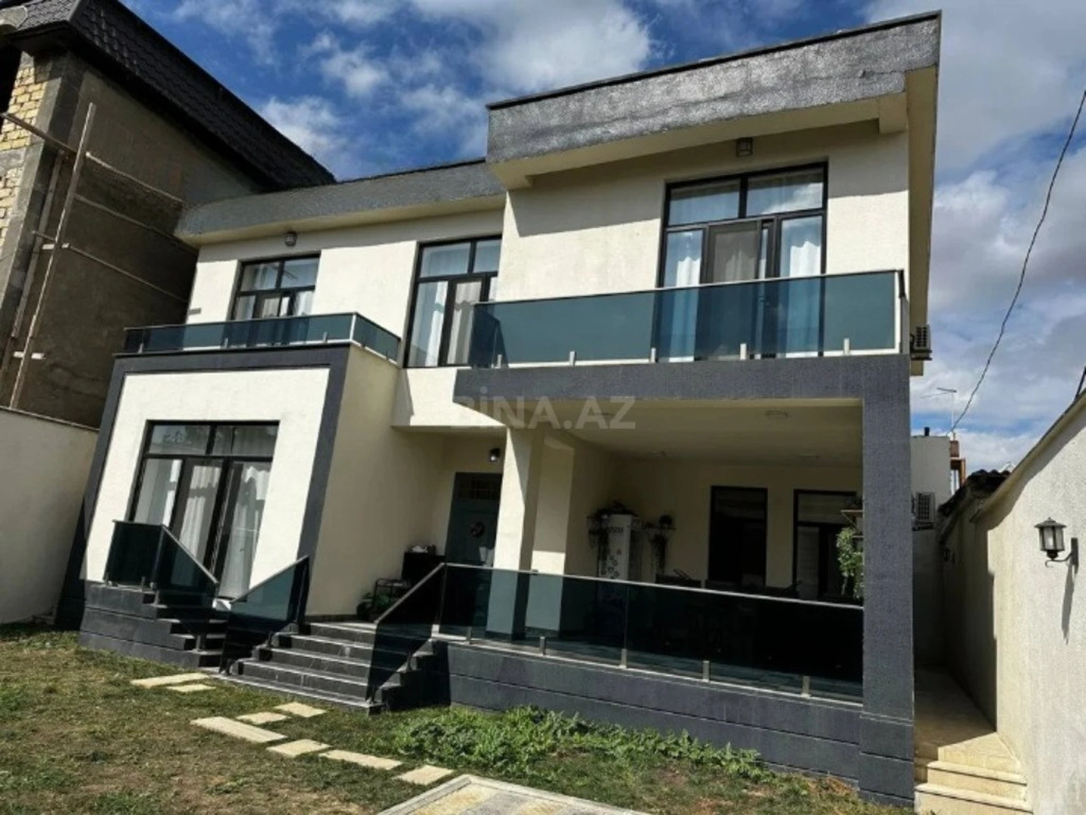 Satılır 5 otaqlı həyət evi 240 m²