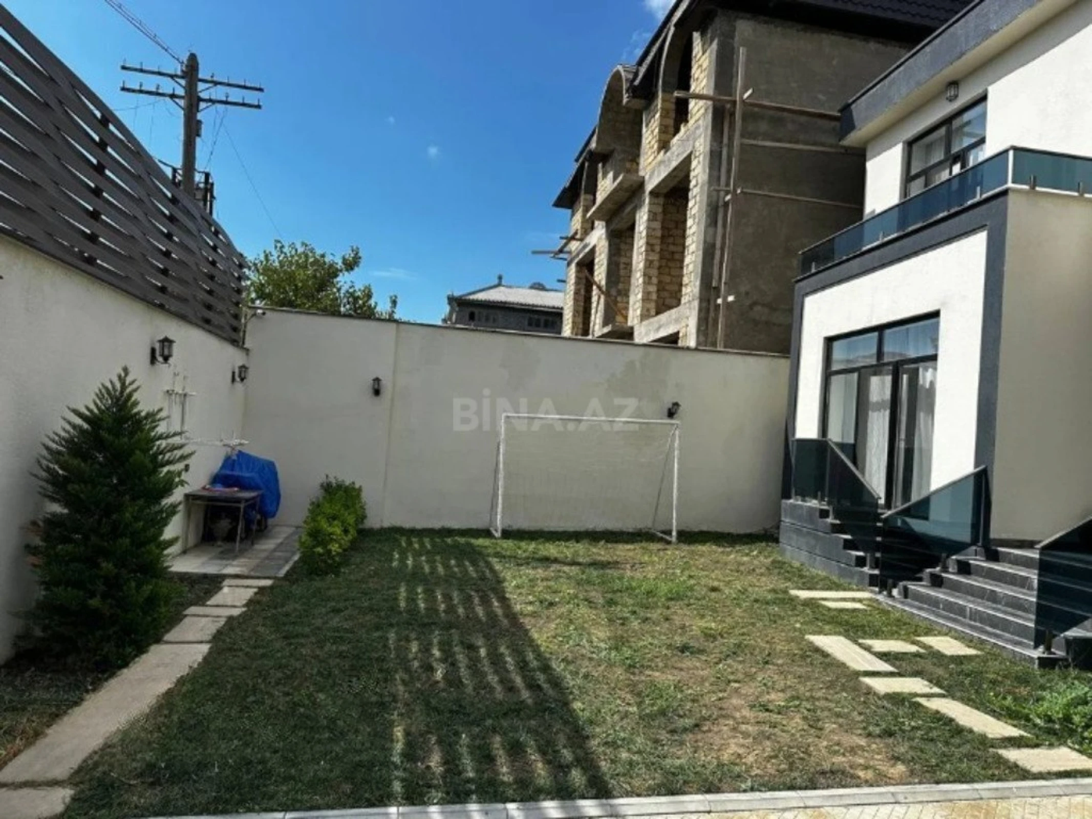 Satılır 5 otaqlı həyət evi 240 m²