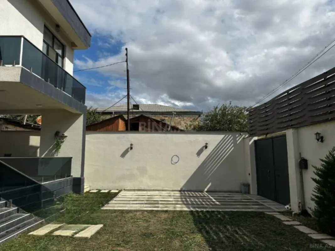 Satılır 5 otaqlı həyət evi 240 m²