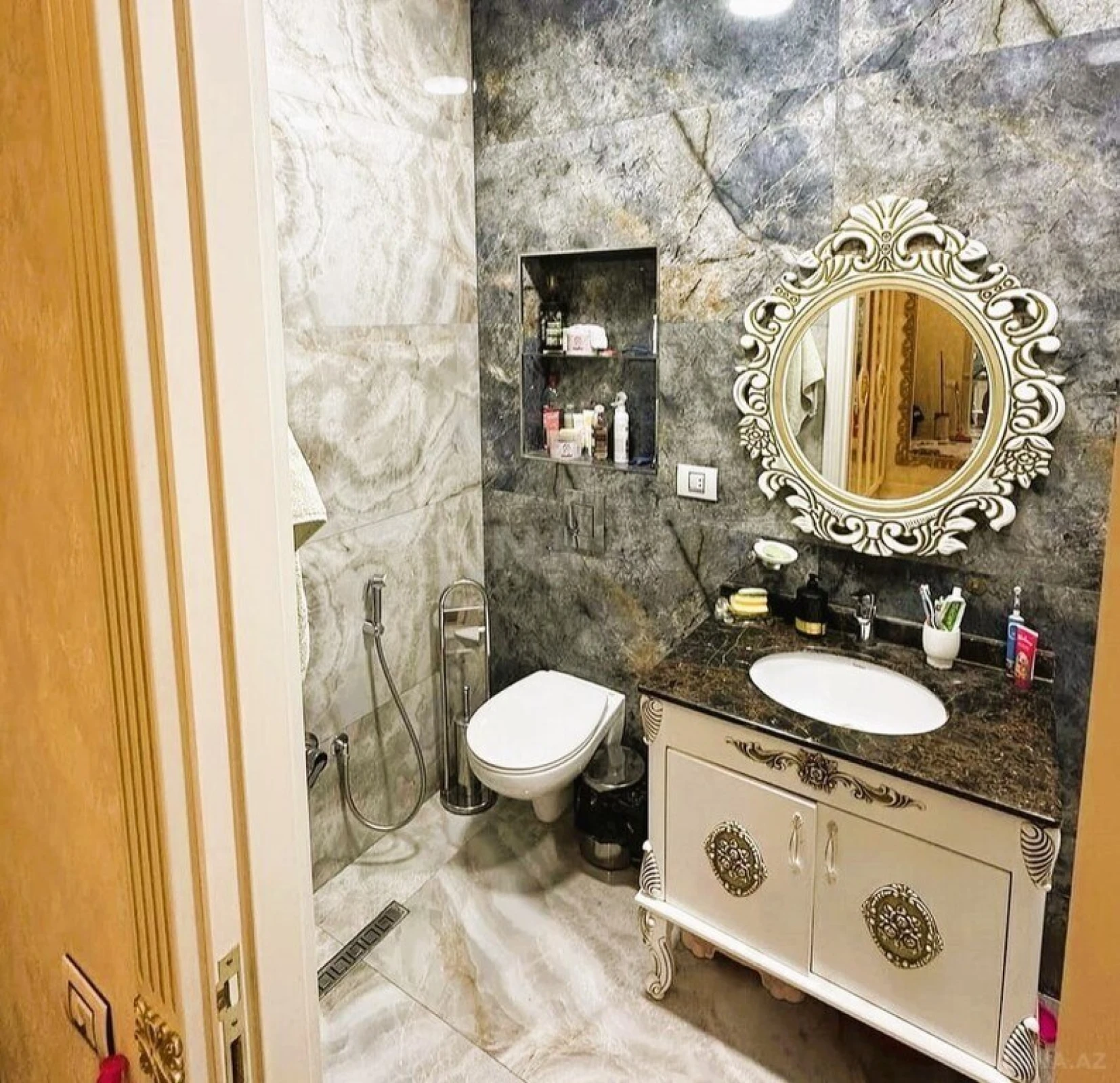 Satılır 3 otaqlı mənzil 130 m²