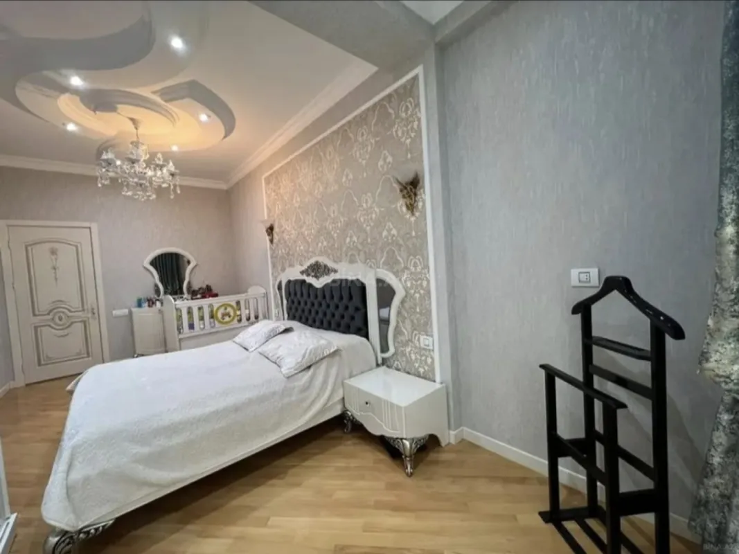 Satılır 3 otaqlı mənzil 130 m²