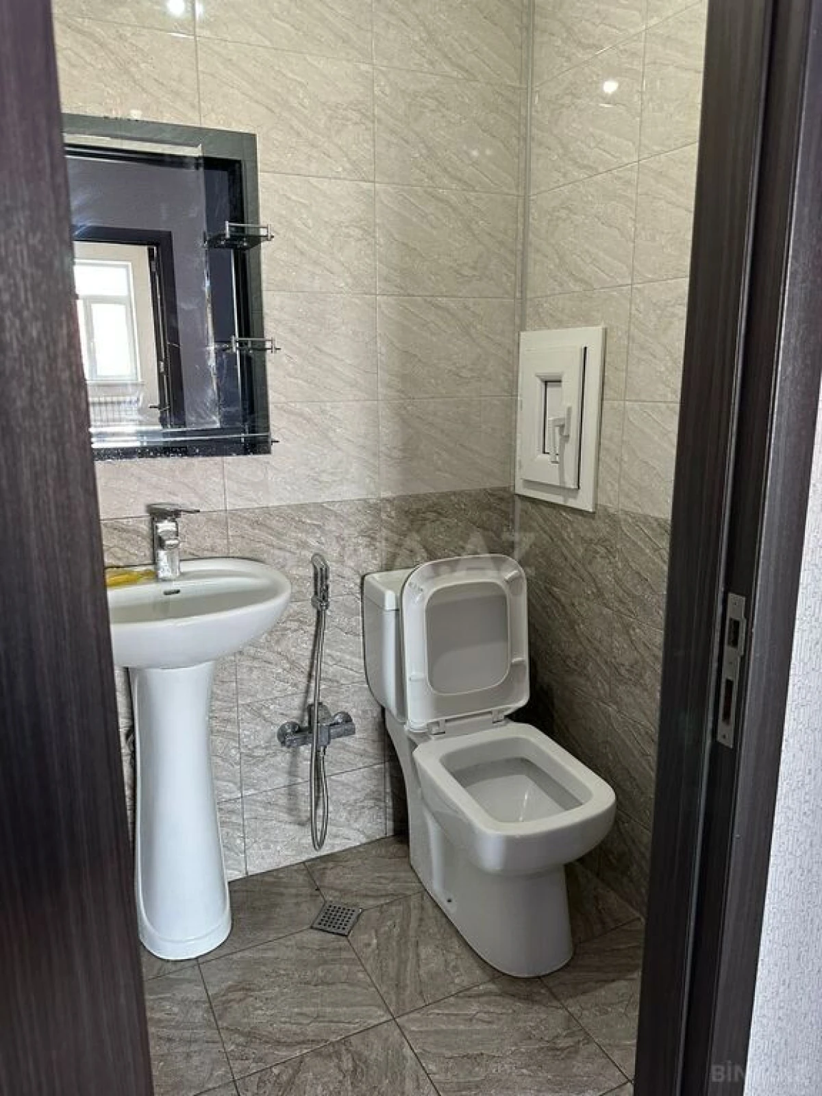 Satılır 4 otaqlı mənzil 180 m²