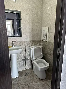 Satılır 4 otaqlı mənzil 180 m²