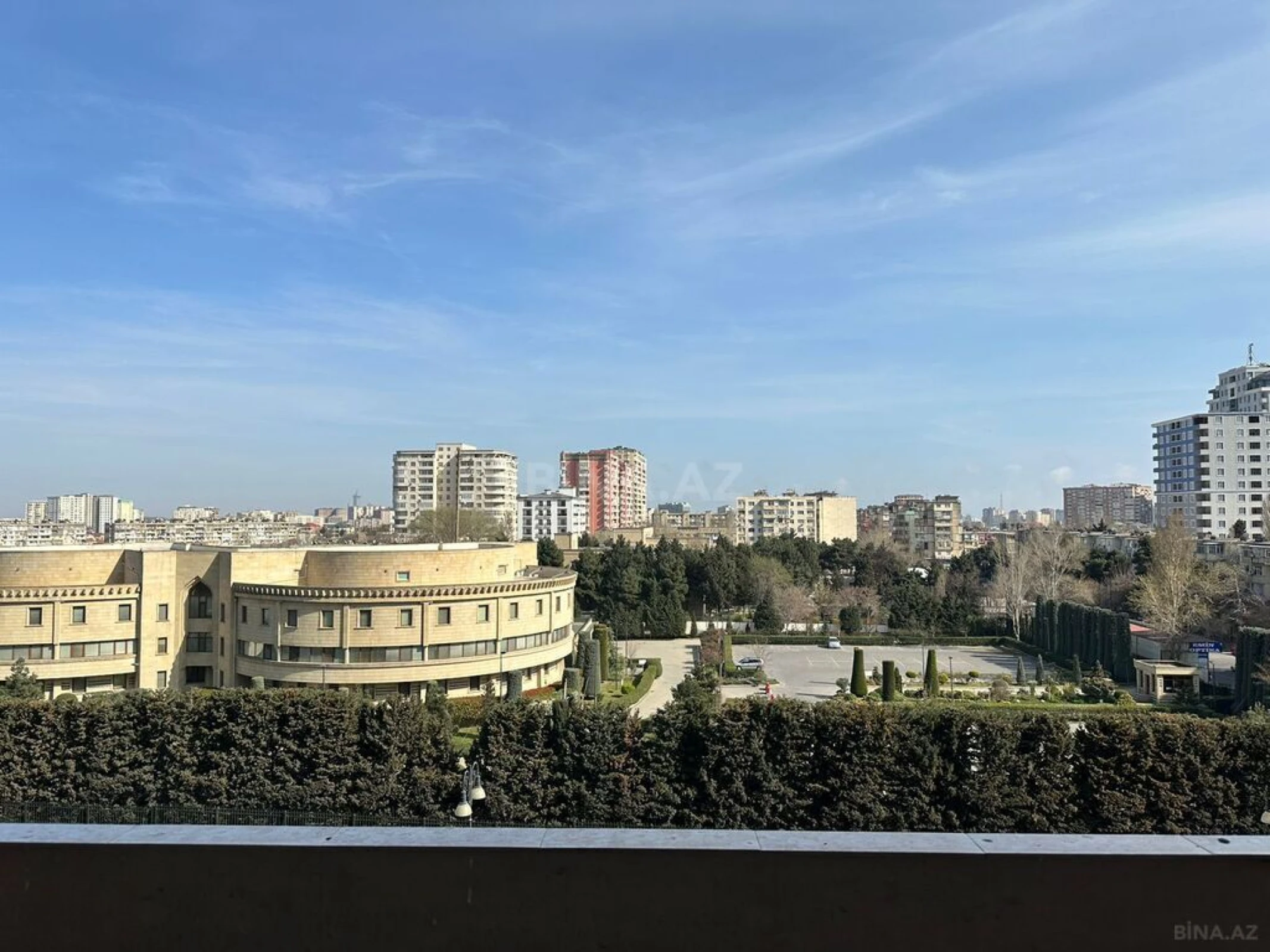 Satılır 4 otaqlı mənzil 180 m²