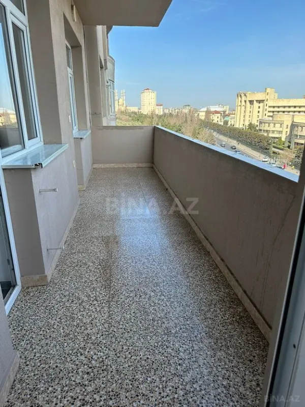 Satılır 4 otaqlı mənzil 180 m²