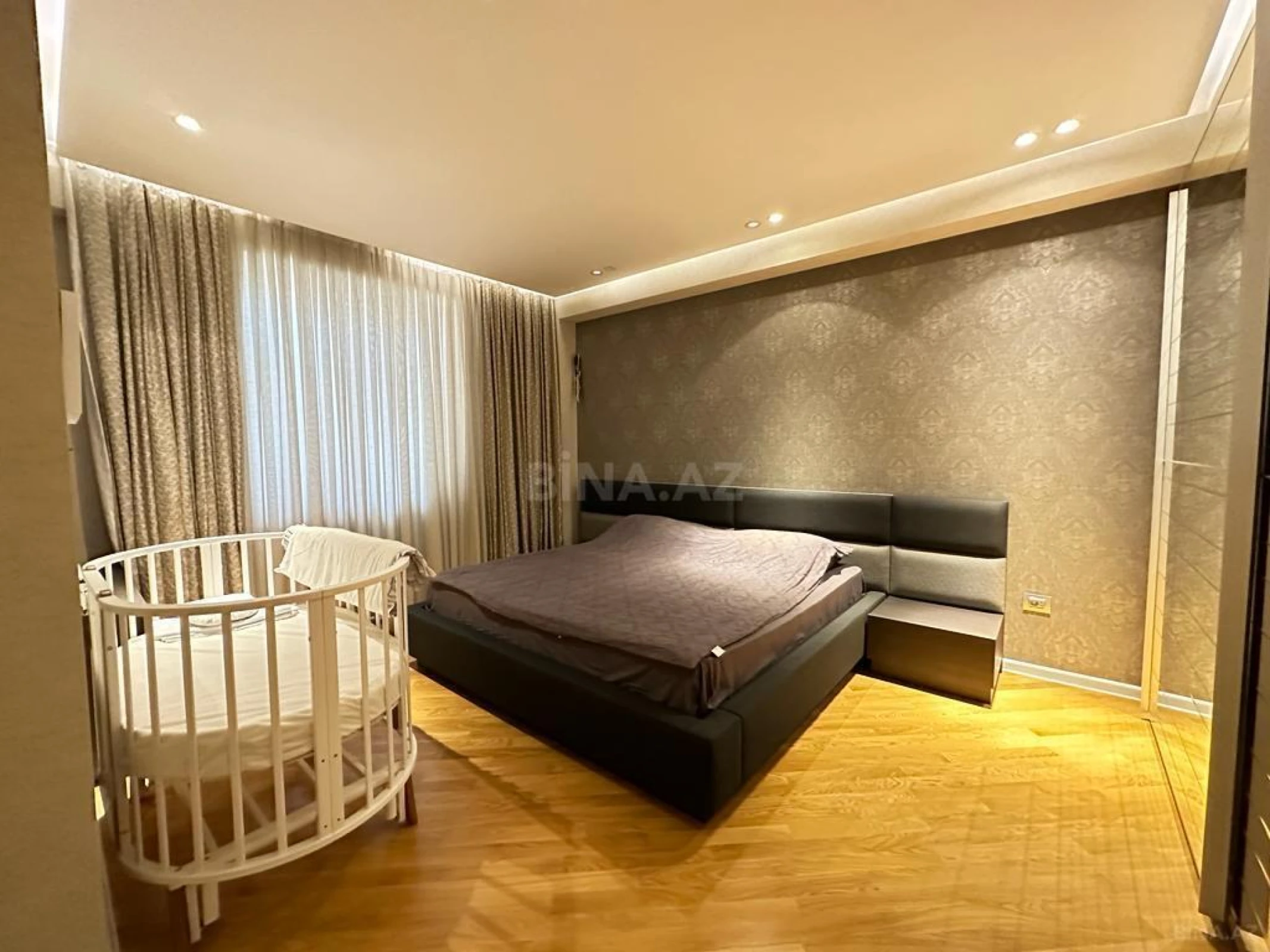 Satılır 3 otaqlı mənzil 200 m²