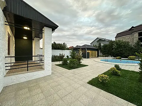 Satılır 6 otaqlı həyət evi 240 m²