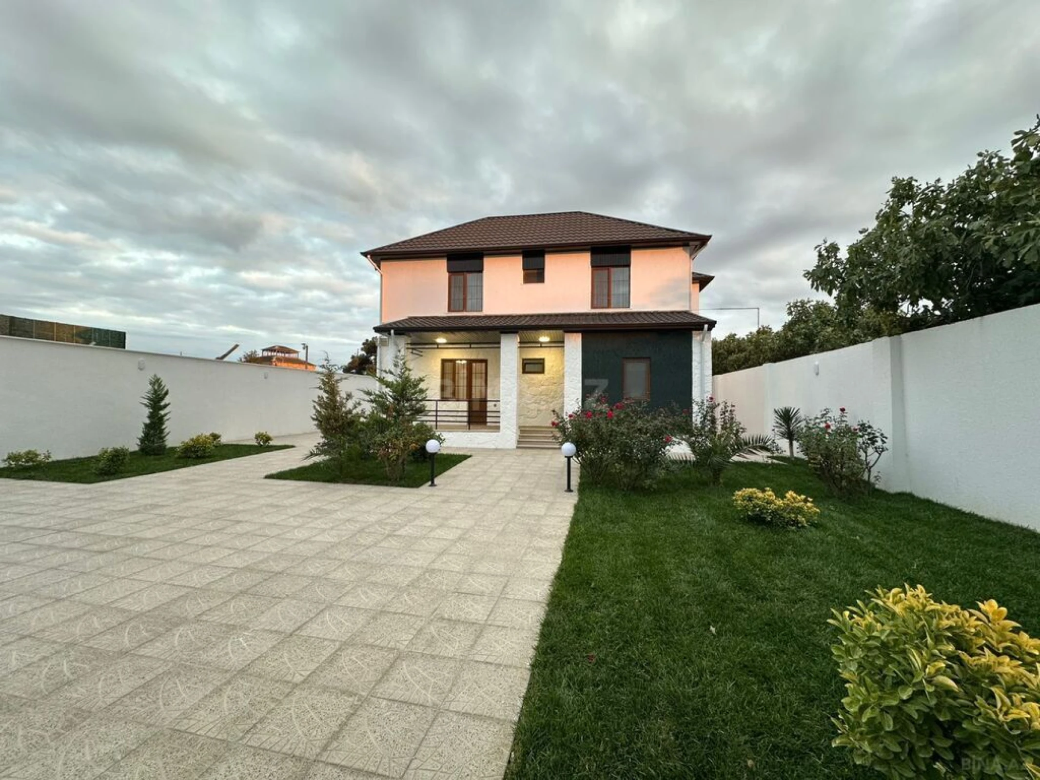 Satılır 6 otaqlı həyət evi 240 m²