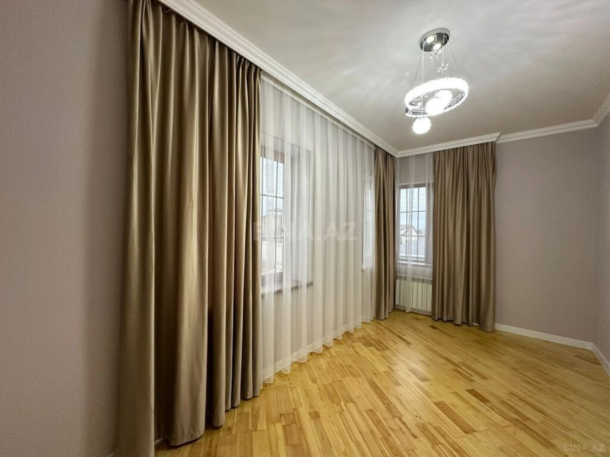 Satılır 6 otaqlı həyət evi 240 m²