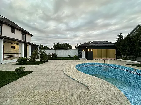 Satılır 6 otaqlı həyət evi 240 m²