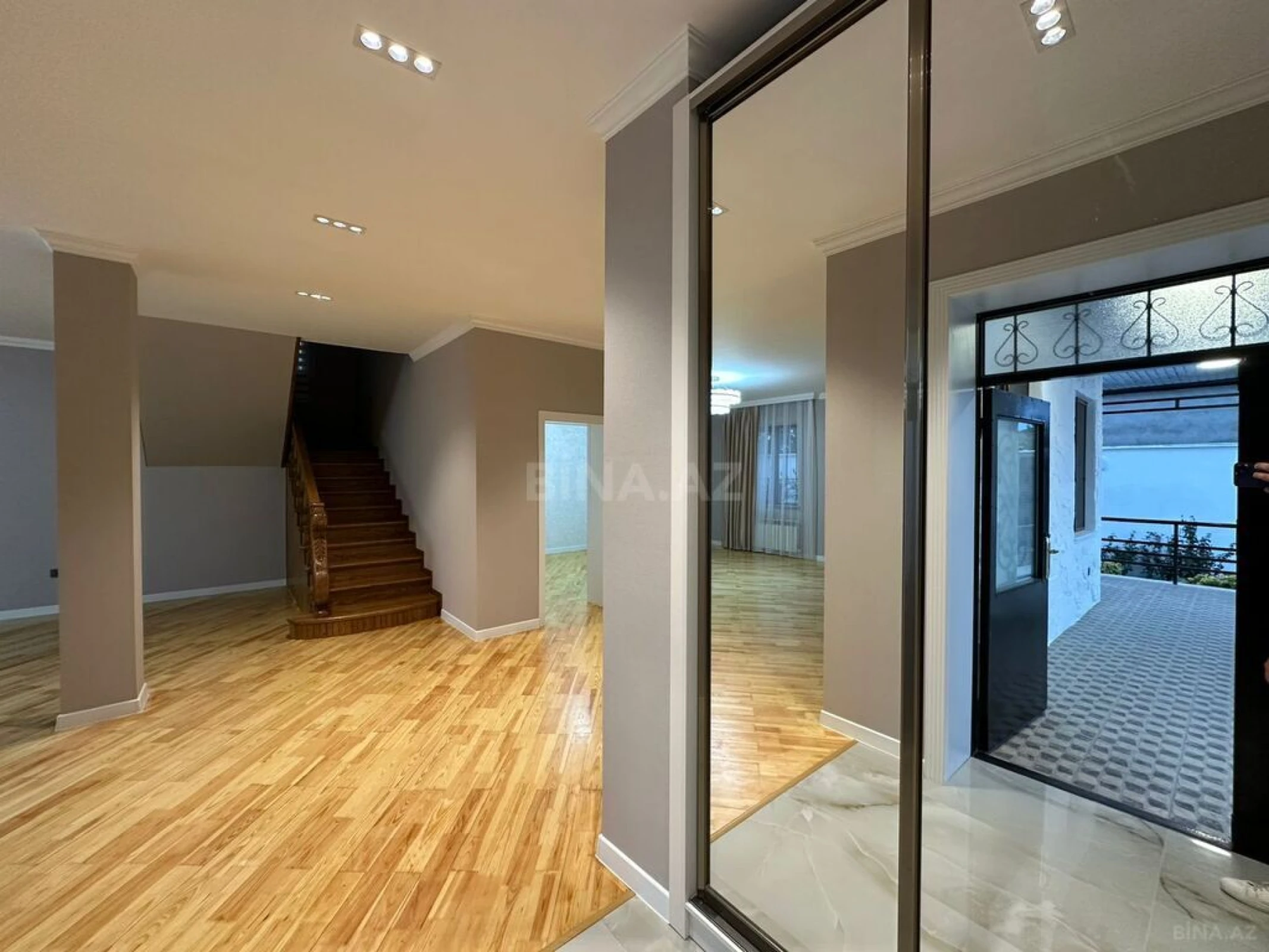 Satılır 6 otaqlı həyət evi 240 m²
