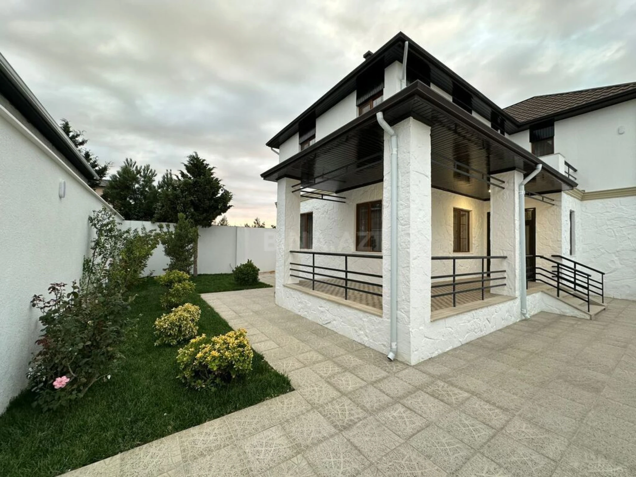Satılır 6 otaqlı həyət evi 240 m²