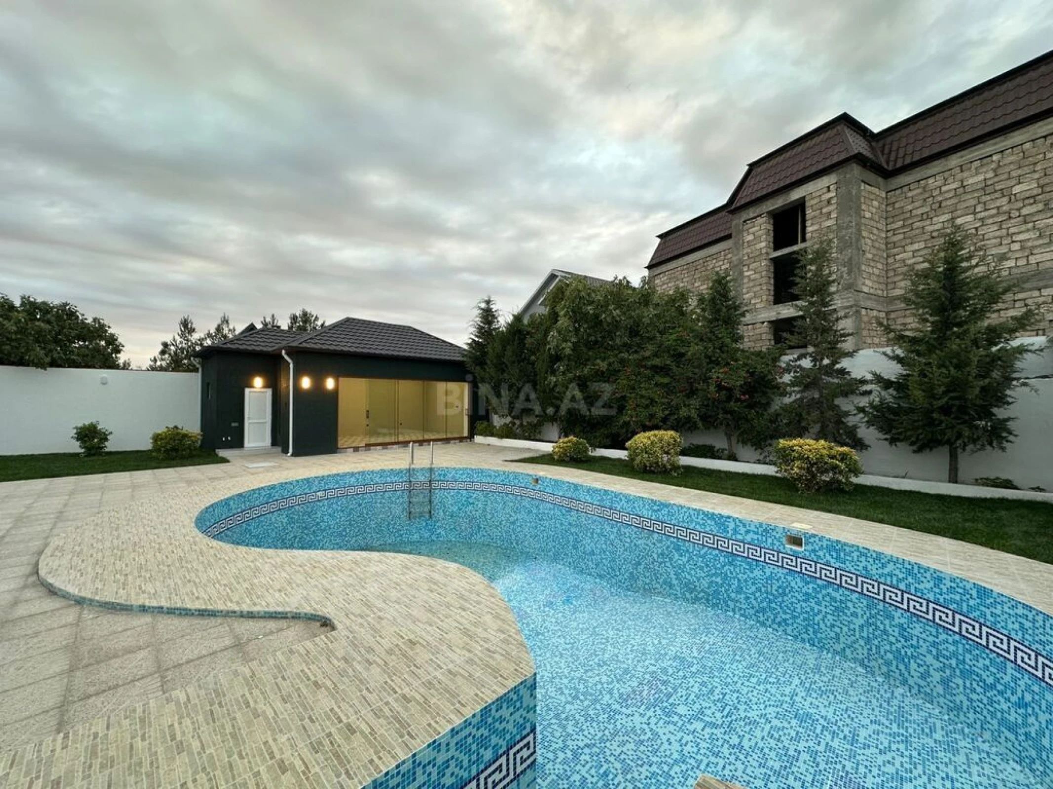 Satılır 6 otaqlı həyət evi 240 m²