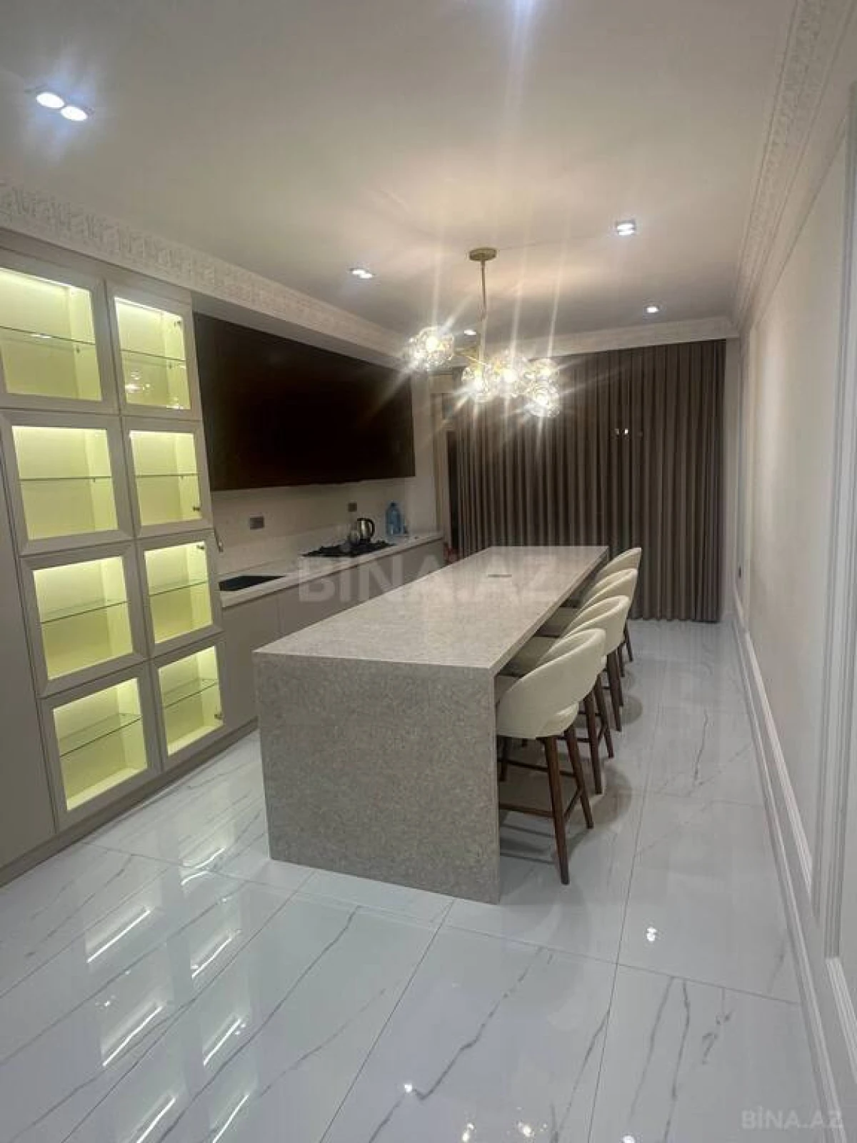 Kirayə verilir 3 otaqlı mənzil 172 m²