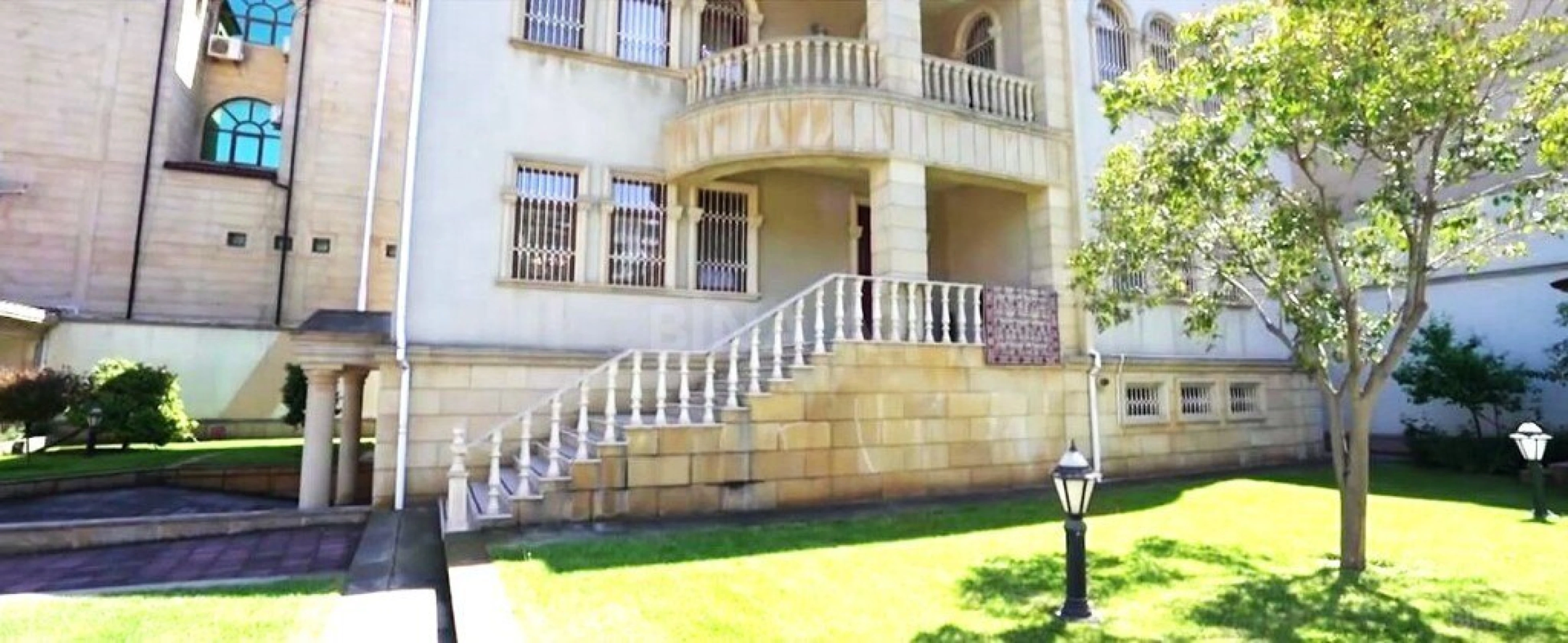 Satılır 8 otaqlı həyət evi 500 m²