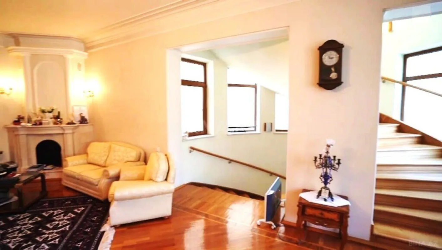 Satılır 8 otaqlı həyət evi 500 m²