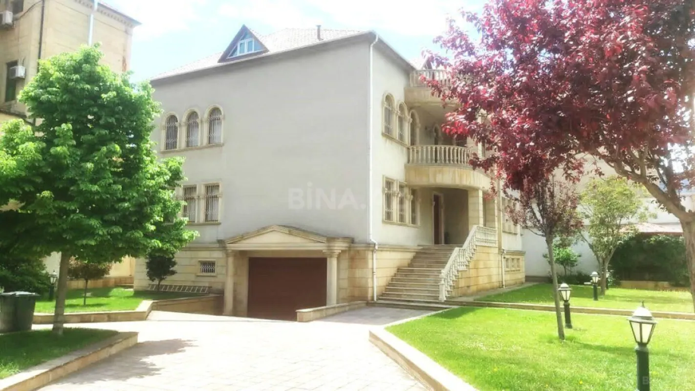 Satılır 8 otaqlı həyət evi 500 m²