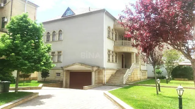 Satılır 8 otaqlı həyət evi 500 m²