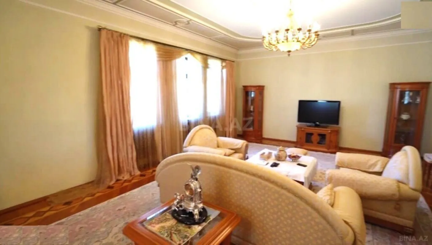 Satılır 8 otaqlı həyət evi 500 m²