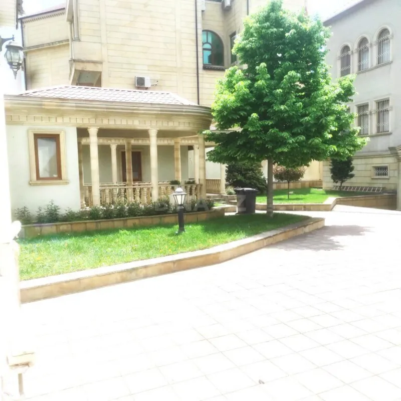 Satılır 8 otaqlı həyət evi 500 m²