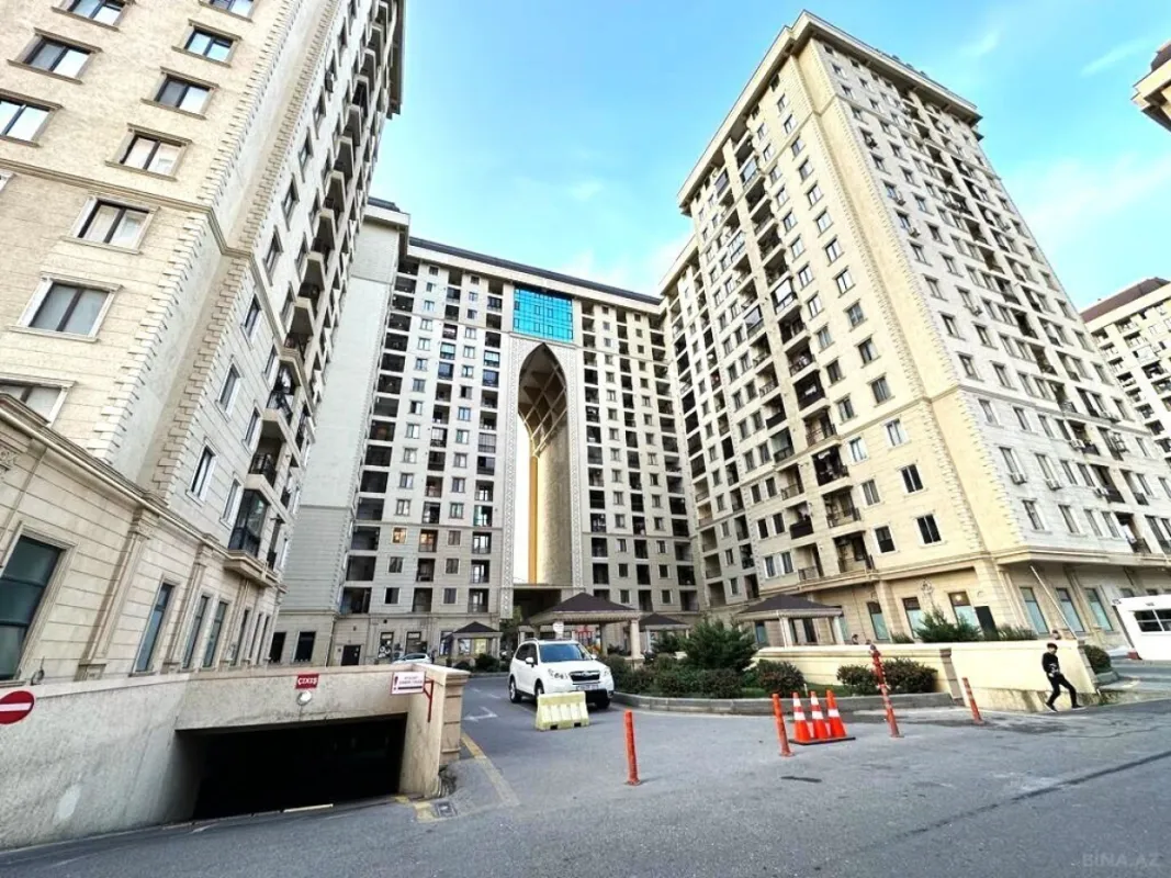 Satılır 5 otaqlı mənzil 326 m²