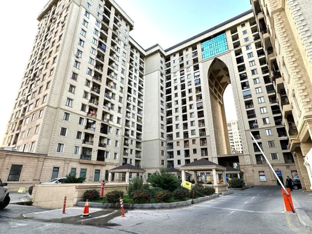 Satılır 5 otaqlı mənzil 326 m²