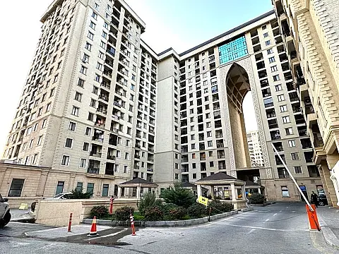 Satılır 5 otaqlı mənzil 326 m²