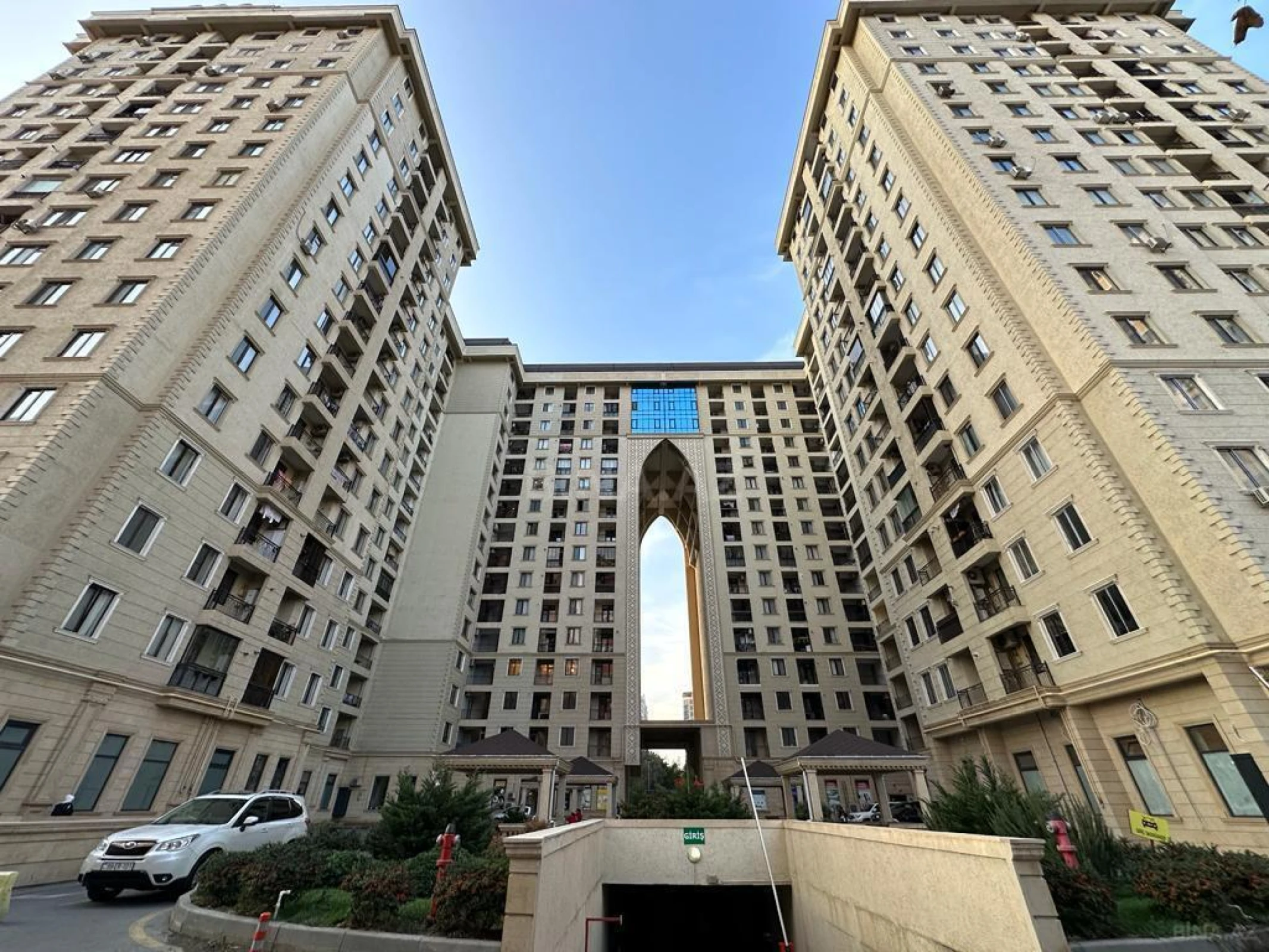 Satılır 5 otaqlı mənzil 326 m²