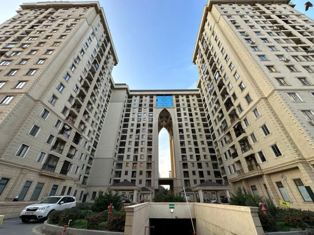 Satılır 5 otaqlı mənzil 326 m²