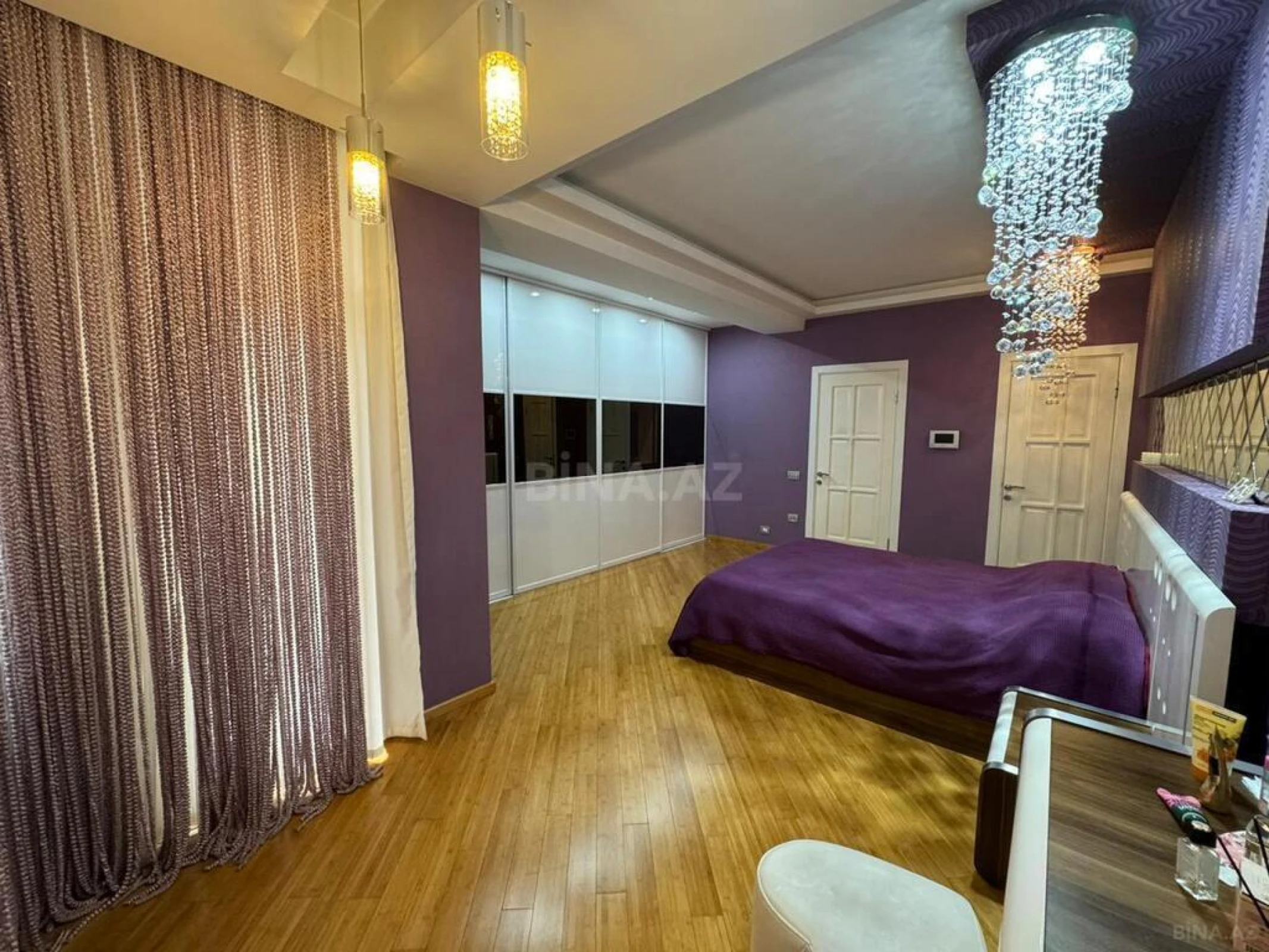 Satılır 4 otaqlı mənzil 200 m²