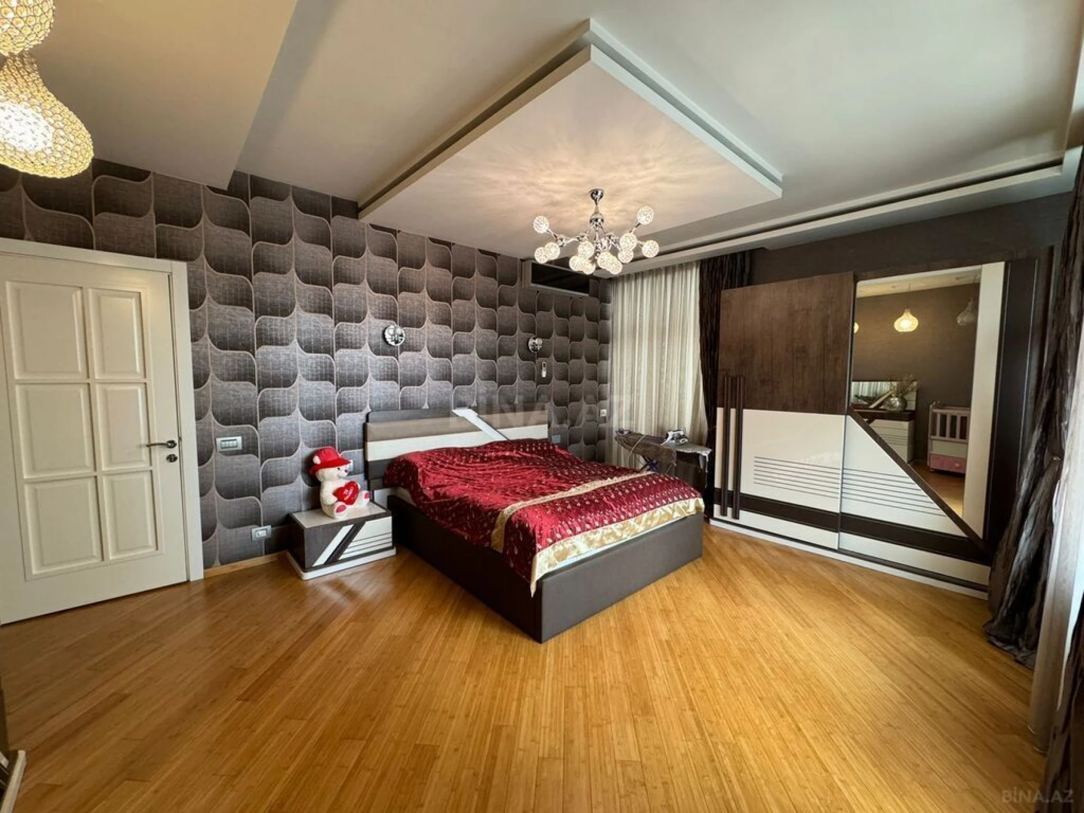 Satılır 4 otaqlı mənzil 200 m²