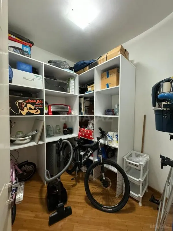 Satılır 4 otaqlı mənzil 200 m²