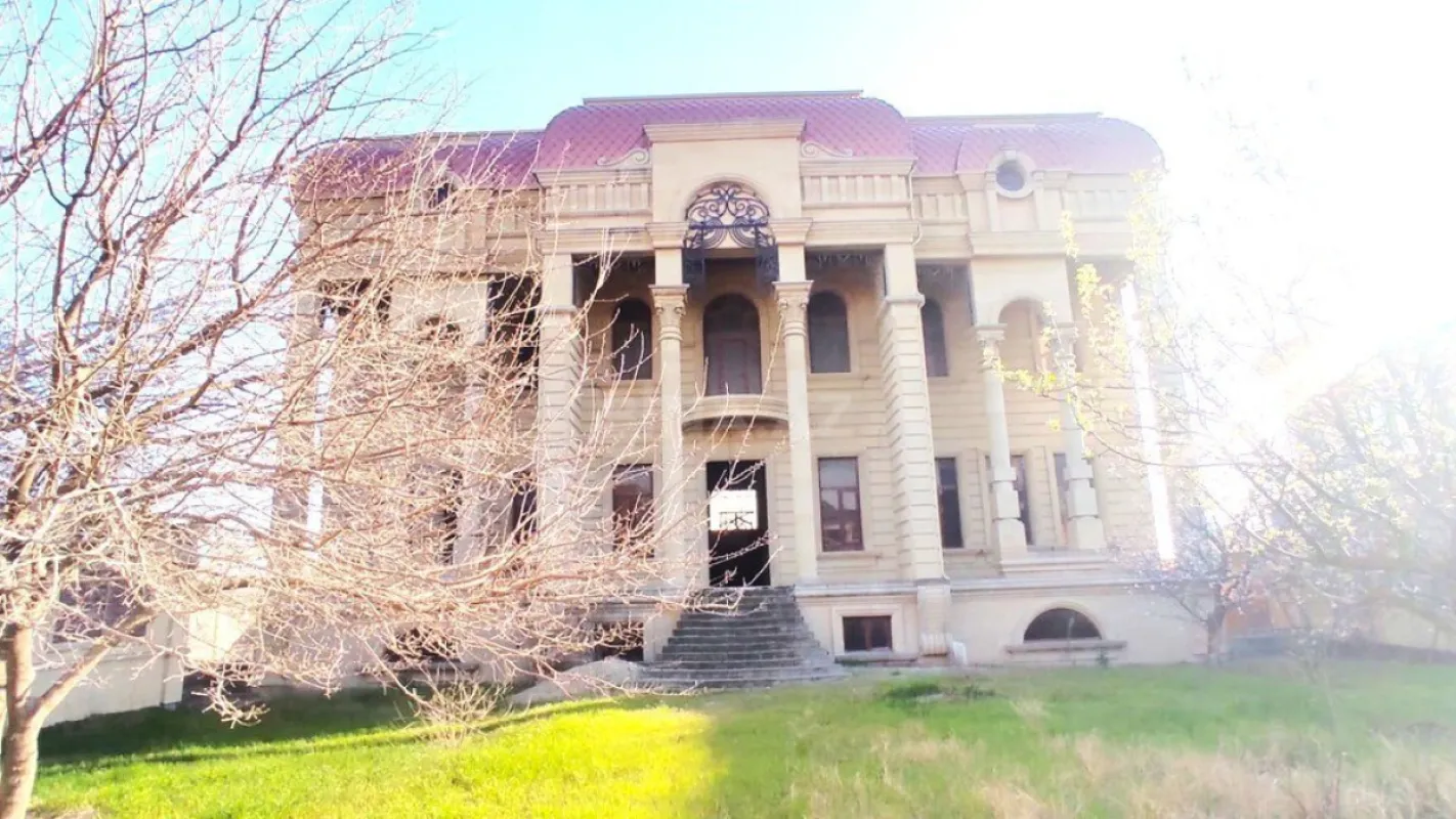 Satılır 10 otaqlı həyət evi 1200 m²