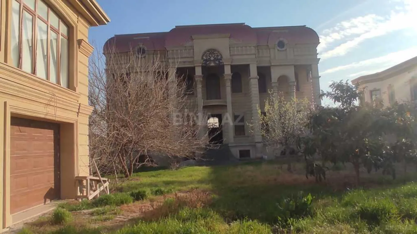 Satılır 10 otaqlı həyət evi 1200 m²