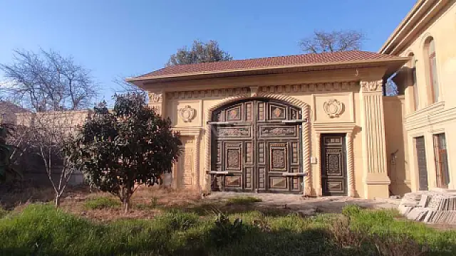 Satılır 10 otaqlı həyət evi 1200 m²
