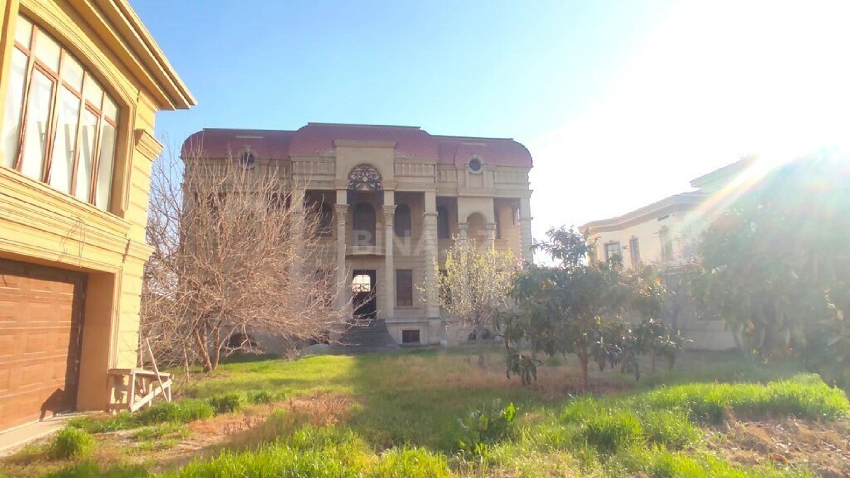 Satılır 10 otaqlı həyət evi 1200 m²