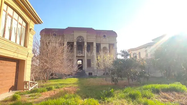 Satılır 10 otaqlı həyət evi 1200 m²