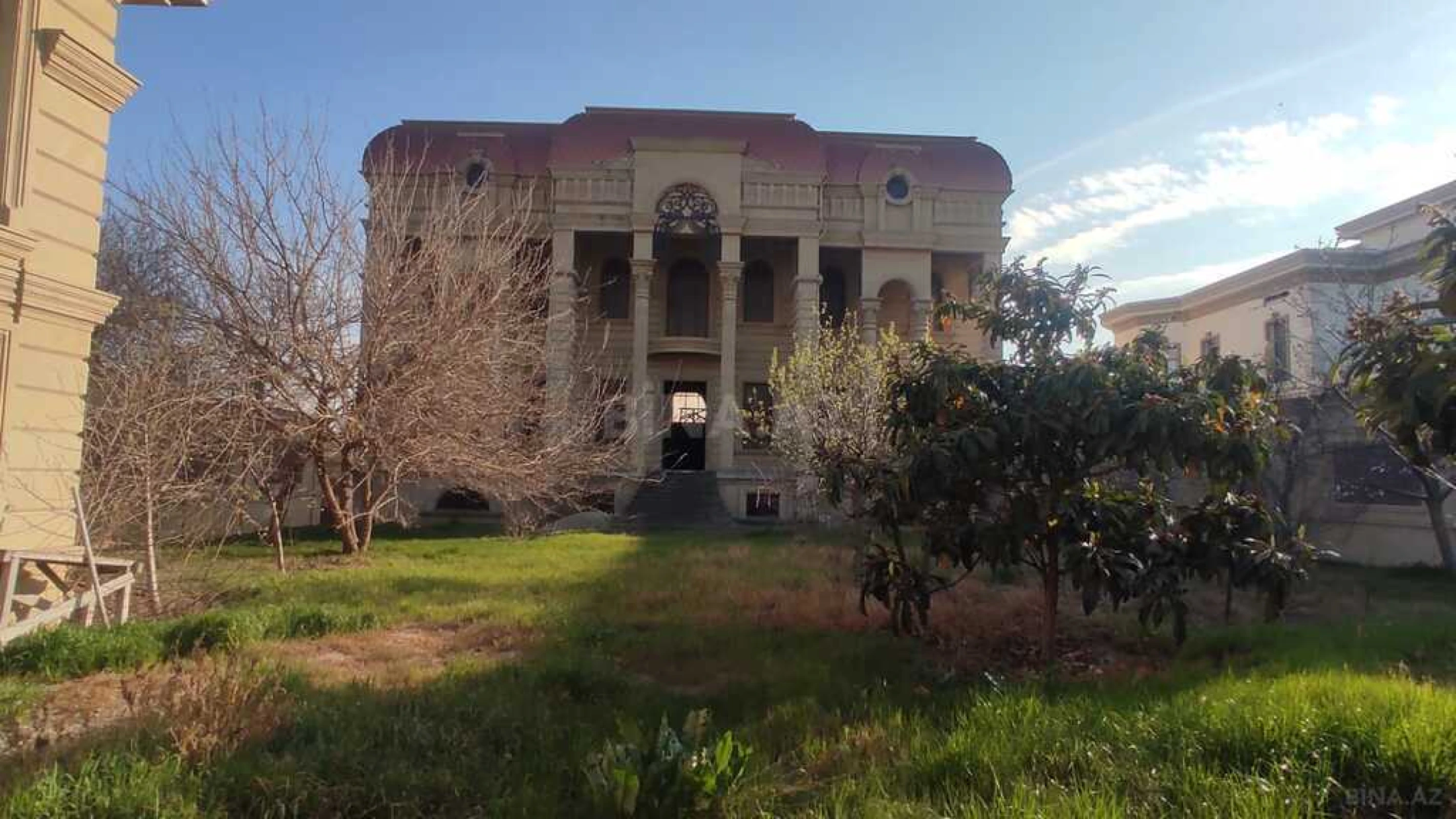 Satılır 10 otaqlı həyət evi 1200 m²