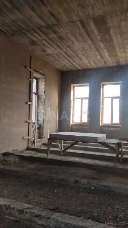 Satılır 10 otaqlı həyət evi 1200 m²