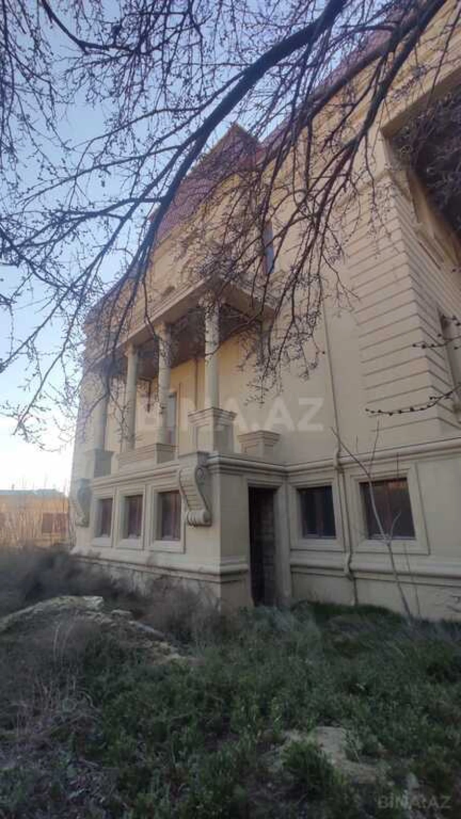 Satılır 10 otaqlı həyət evi 1200 m²