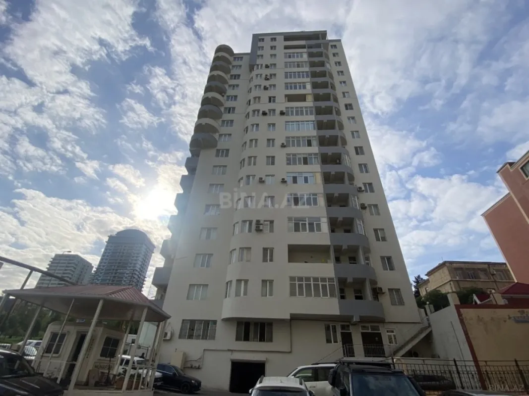 Satılır 4 otaqlı mənzil 170 m²