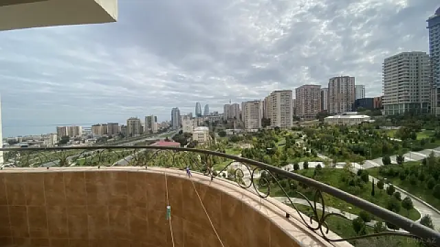 Satılır 4 otaqlı mənzil 170 m²