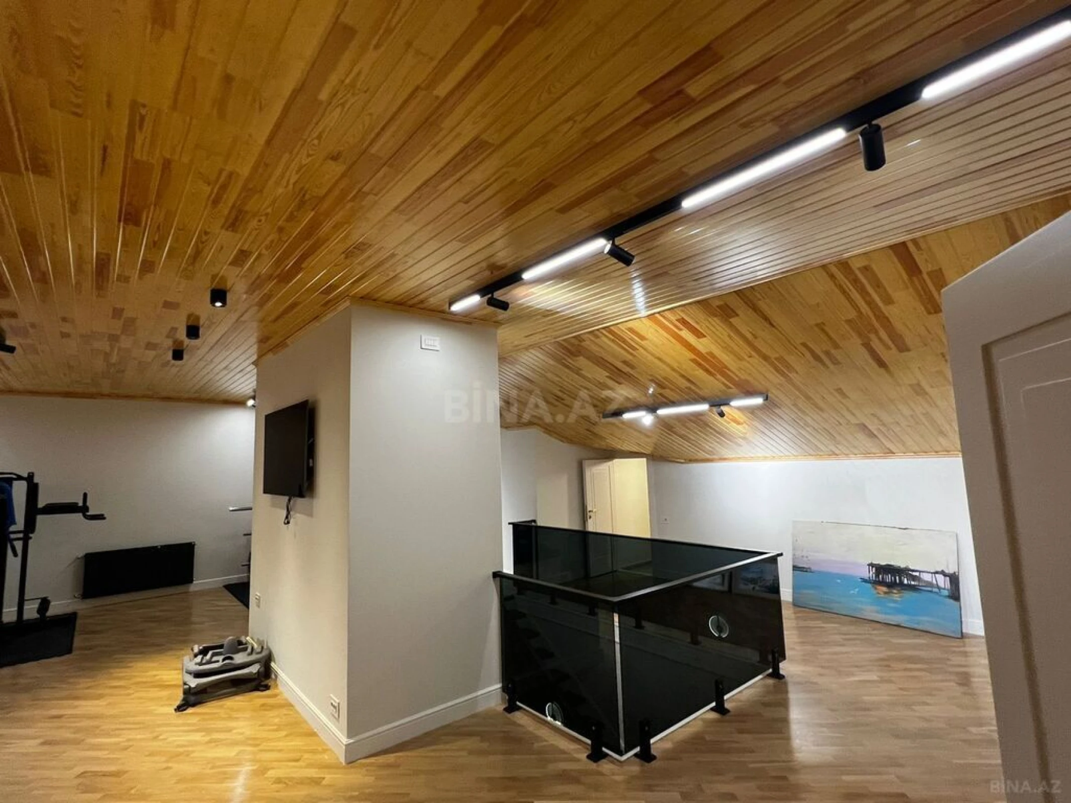 Satılır 8 otaqlı mənzil 533 m²